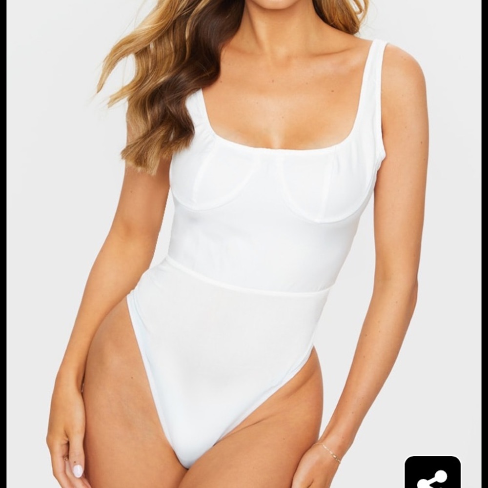 Pretty Little Thing Cup Detail Scoop Neck Bodysuit